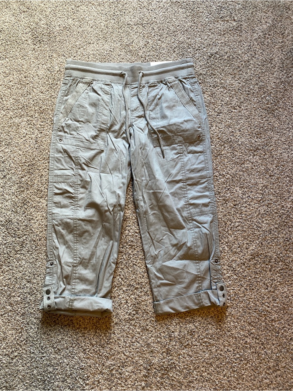 Natural Reflections NWT Women’s Light Gray Cargo Capris with Drawstring Sz 6
